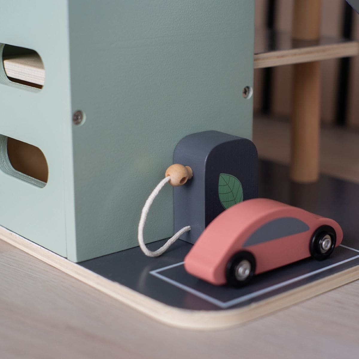 TOY GARAGE トラベル坊や Hape Gearhead Stunt Garage